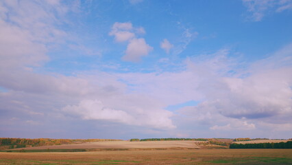 Obraz premium The captivating expansive sky stretches above an incredibly serene and peaceful landscape