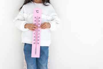 大きな温度計を持つ女の子（日本人、顔無し、5歳）