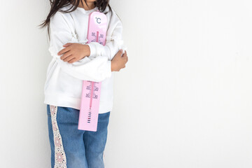 大きな温度計を持つ女の子（日本人、顔無し、5歳）