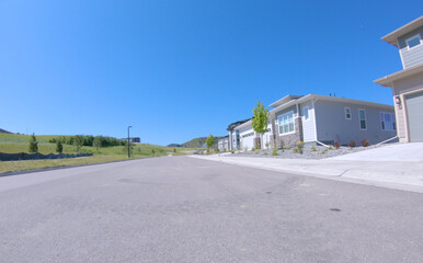 Obraz premium Quiet new housing development under sun
