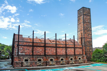 青空の下、堂々と残る常滑の旧登り窯（陶栄窯） / Toueigama (Old Climbing Kiln) Standing Proudly Under the Blue Sky in Tokoname (Aichi)