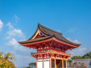 Fototapeta premium Gate tower at the entrance of the Kiyomizu-dera (Otowa-san Kiyomizu-dera) temple complex, Mt. Otowa, eastern Kyoto, Honshu, Japan
