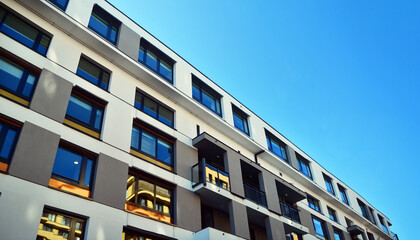 Obraz premium 青空を背景にしたモダンな集合住宅の外観