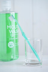 緑の歯ブラシ　歯磨き　マウスウォッシュ