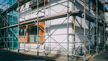 足場が設置された住宅外壁リフォーム工事の現場