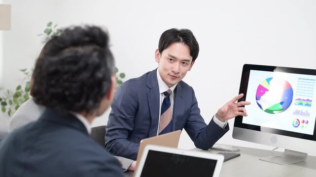 会議室でミーティングするビジネスマン 企画の説明をする男性　グラフを見てコンサルや経営戦略などのイメージの動画