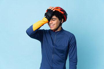 Venezuelan cyclist man isolated on blue background has realized something and intending the solution