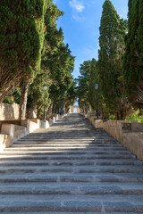 Fototapeta premium Aufgang zur Wallfahrtskirche auf dem Burgberg in Arta, Mallorca