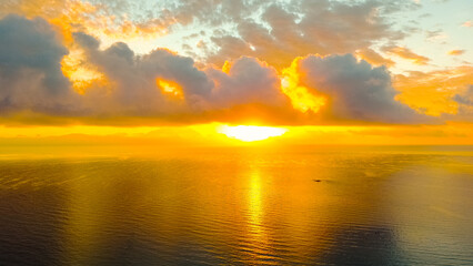 Obraz premium Golden hour sunset with tranquil calm rippling sea waves dreamy scenery sunlight. Beach shore at sunrise, beautiful color sea sunset.