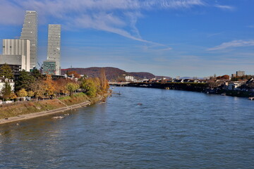 Fototapeta premium Der Rhein in Basel im Herbst
