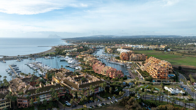 vistas del puerto de Sotogrande en el t&eacute;rmino municipal de San Roque, Espa&ntilde;a