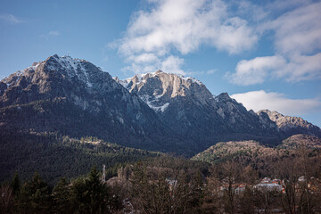 Obraz premium Magnificent Bucegi Mountains with Caraiman Cross and Dense Pine Forest in Romania