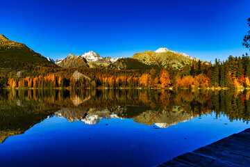 Fototapeta premium Majestic High Tatra mountains panorama reflected in lake during autumn