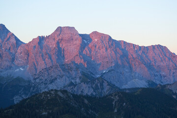 Fototapeta premium Spectacular sunset over the Karwendel mountains, with glowing peaks and dramatic alpine light.