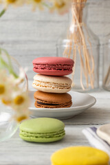 お皿の上に積み上げたマカロン