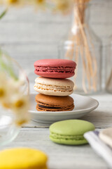 お皿の上に積み上げたマカロン