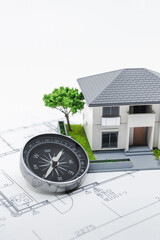 家の模型と方位磁石　家相　風水　白背景