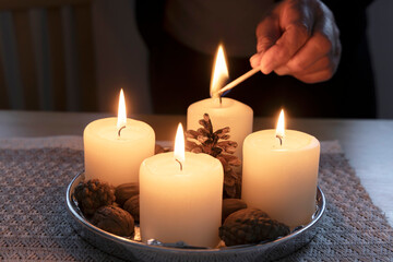 Vier Kerzen brennen am Adventkranz.