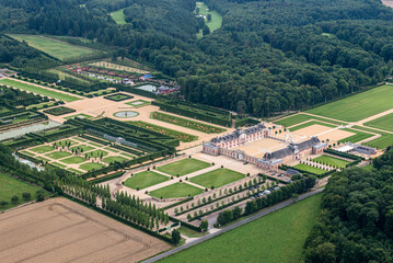 vue a&eacute;rienne du ch&acirc;teau de Champ-de-Bataille dans l'Eure en France