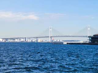 Fototapeta premium みなとみらいの海と横浜ベイブリッジ