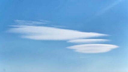 하늘에 나타난 우주선 구름