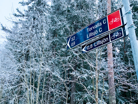 Torvalla and Lillsjon Lillsj&ouml;n bicycle signs in winter in Ostersund 2