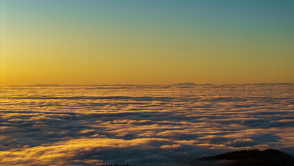 Fototapeta premium Sonnenaufgang über den Wolken in den Bergen, ein schöner Anblick für Wanderer und Naturliebhaber