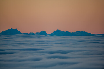 Bergspitzen Ber Der Wolkendecke Bei