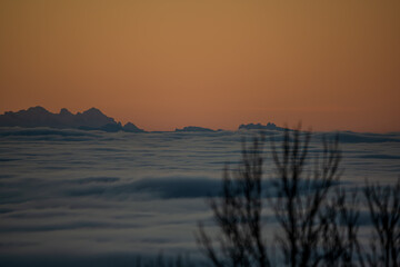 Sonnenaufgang &uuml;ber den Ostalpen und Wolken im Hintergrund