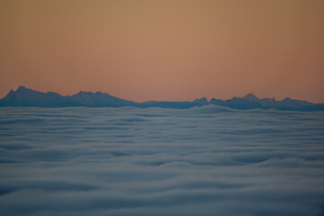 Berge Stehen Ber Einer Wolkendecke