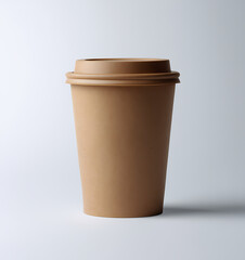 Brauner Kaffeebecher aus Kraftpapier mit Deckel auf hellem Hintergrund
