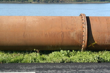 connection between two large-diameter rusted metal pipes - jonction de deux conduites m&eacute;talliques rouill&eacute;es de grand diam&egrave;tre