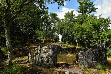 Les ruines de la Cit&acirc;nia de Briteiros pr&egrave;s de Guimar&atilde;es au Portugal
