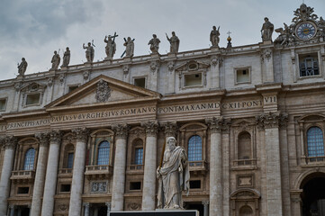 Fototapeta premium Majestic view of Saint Peters Basilica and Square in Vatican City featuring historic Renaissance architecture and religious landmarks in Rome Italy