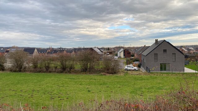 Nouveau lotissement r&eacute;sidentiel encore en construction sous un ciel gris &agrave; &Eacute;caussinnes d'Enghien (Soignies)