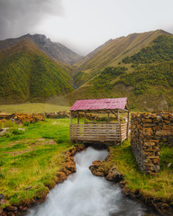 Wodospad w dolinie Truso, Gruzja © JOANNA