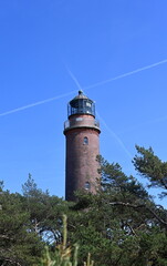 Leuchtturm Dar&szlig;er Ort mit Kondenzstreifen am Himmel