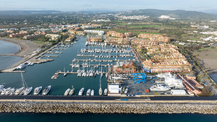 vistas del puerto de Sotogrande en el t&eacute;rmino municipal de San Roque, Espa&ntilde;a