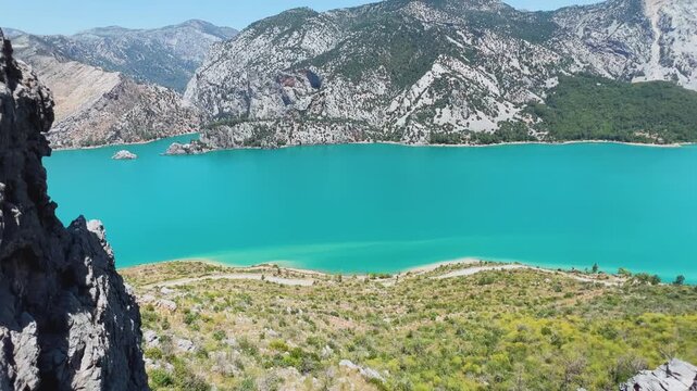Dam lake in the Green Canyon in Turkey. Mountain lake Oymapinar. The Emerald reservoir behind the Oymapinar dam in the Manavgat region.View of the Taurus Mountains. 4К