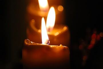 Reihe von brennenden Kerzen