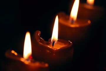 brennende Kerzen mit hellem Licht