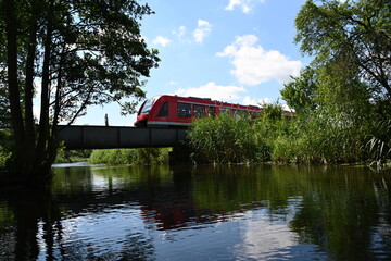 Eggesin, Eisenbahnbr&uuml;cke mit Zug &uuml;ber die Randow