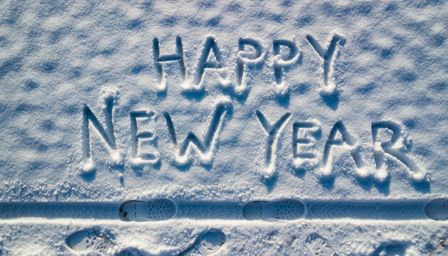 &bdquo;Happy New Year&ldquo; im Schnee geschrieben mit Fu&szlig;spuren