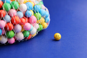 Free and happy sphere next to a mesh with many other trapped