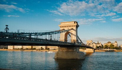 Obraz premium Peaceful Metropolitan Panorama Under Mild Sunlight Showcasing Notable Buildings And Calm Reflective Water