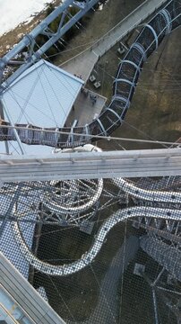 Poronin - Polska - kładka widokowa z kt&oacute;rej widać całą panorame Tatr. Piękne widoki na ośnieżone szczyty zimą