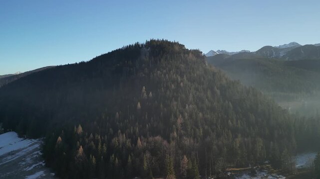 Zakopane - Polska - Tatry i g&oacute;ra Nosal nagrana dronem w zimowe południe