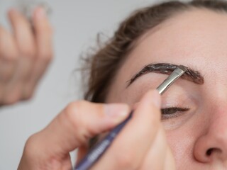 Obraz premium Caucasian woman getting eyebrow tinting procedure. 