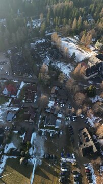 Zakopane - Polska - Tatry i g&oacute;ra Nosal nagrana dronem w zimowe południe