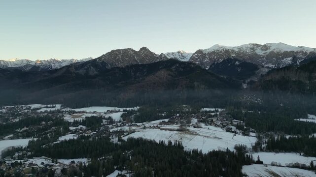 Kościelisko - Polska - panorama Tatr nagrana dronem podczas zachodu słońca zimą